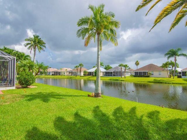 На продажу: $329,900 (2 спален, 2 ванн, 2014 Квадратных фут)