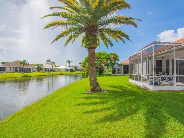 На продажу: $329,900 (2 спален, 2 ванн, 2014 Квадратных фут)