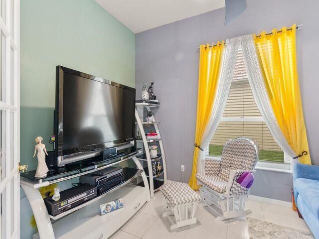 На продажу: $329,900 (2 спален, 2 ванн, 2014 Квадратных фут)