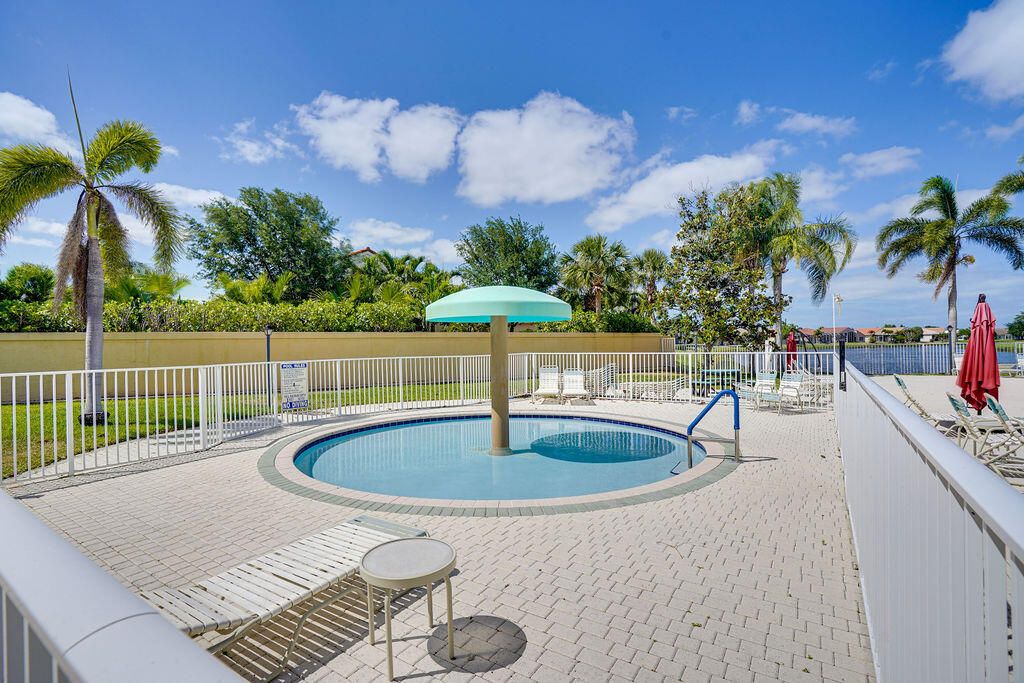 На продажу: $660,000 (5 спален, 3 ванн, 3143 Квадратных фут)