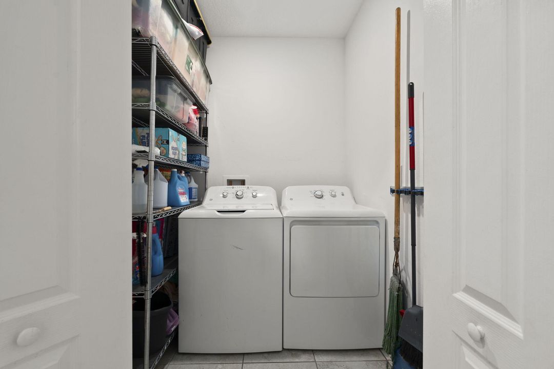 На продажу: $417,999 (4 спален, 2 ванн, 1867 Квадратных фут)