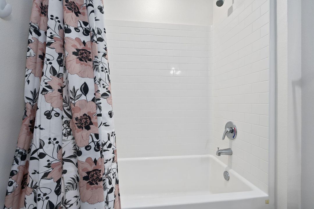 На продажу: $417,999 (4 спален, 2 ванн, 1867 Квадратных фут)