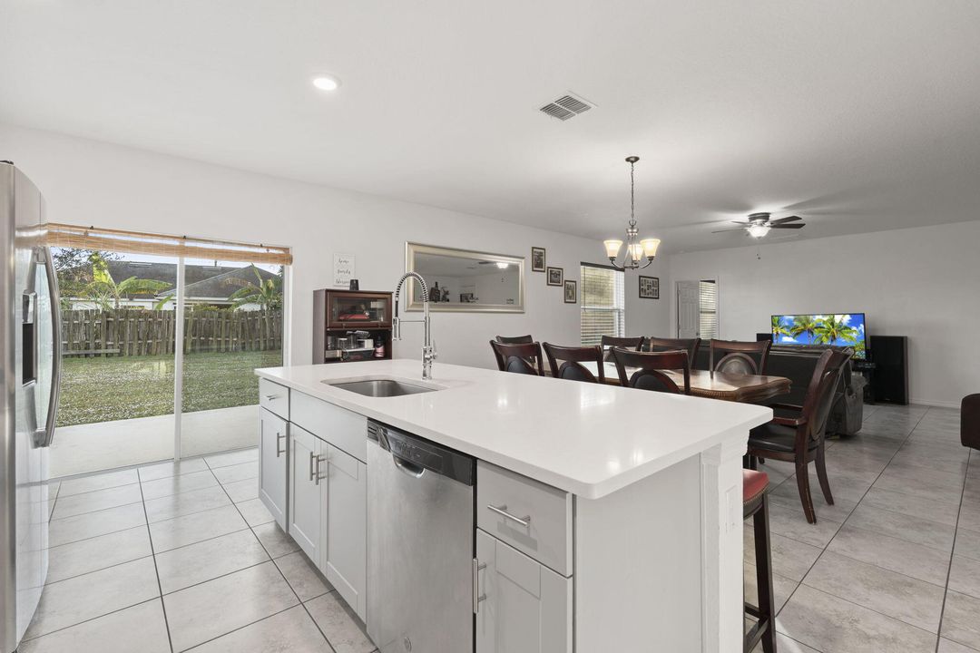 На продажу: $417,999 (4 спален, 2 ванн, 1867 Квадратных фут)