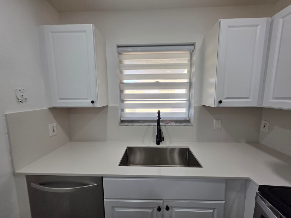 На продажу: $239,000 (2 спален, 2 ванн, 950 Квадратных фут)