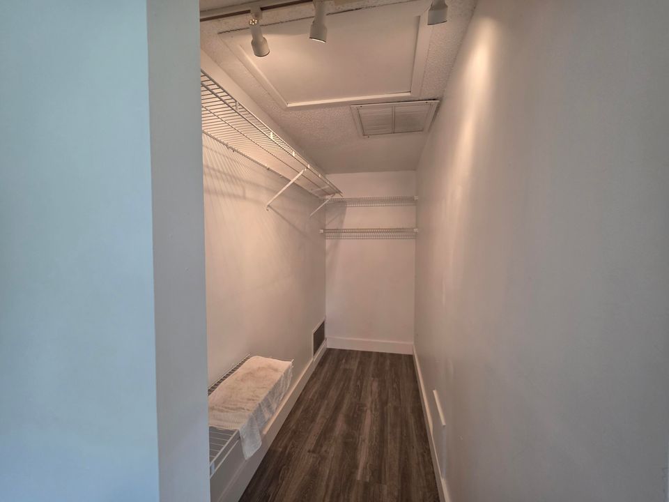 На продажу: $239,000 (2 спален, 2 ванн, 950 Квадратных фут)