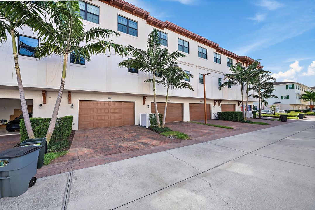 For Rent: $5,700 (4 beds, 3 baths, 2840 Square Feet)