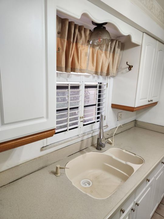 For Rent: $1,200 (1 beds, 1 baths, 767 Square Feet)