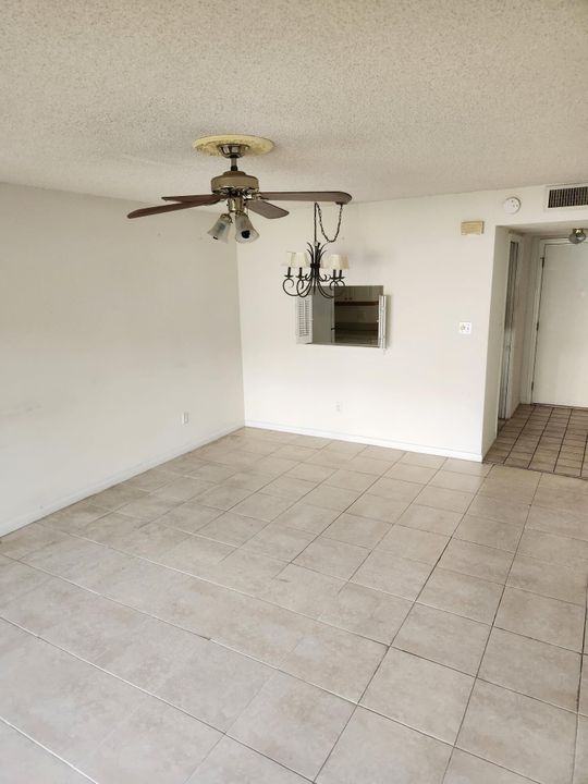 For Rent: $1,200 (1 beds, 1 baths, 767 Square Feet)