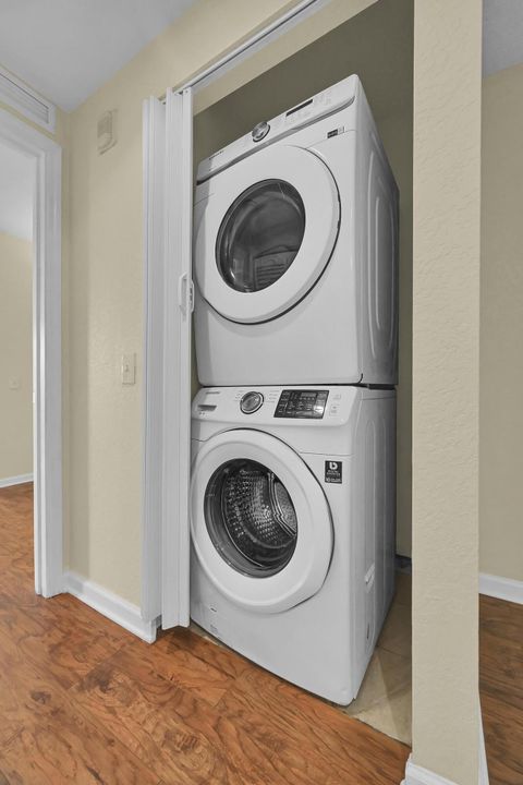 For Sale: $299,000 (3 beds, 2 baths, 1552 Square Feet)