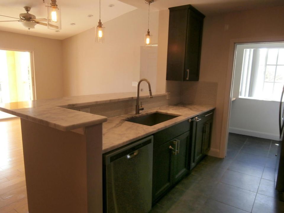 For Rent: $2,195 (2 beds, 1 baths, 982 Square Feet)