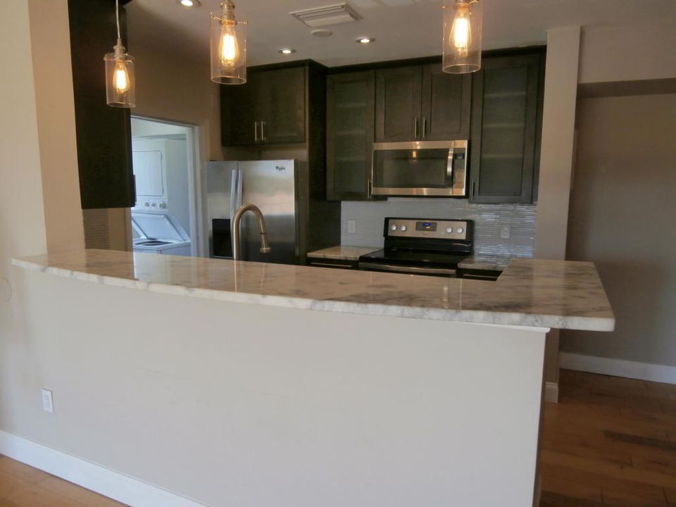 For Rent: $2,195 (2 beds, 1 baths, 982 Square Feet)