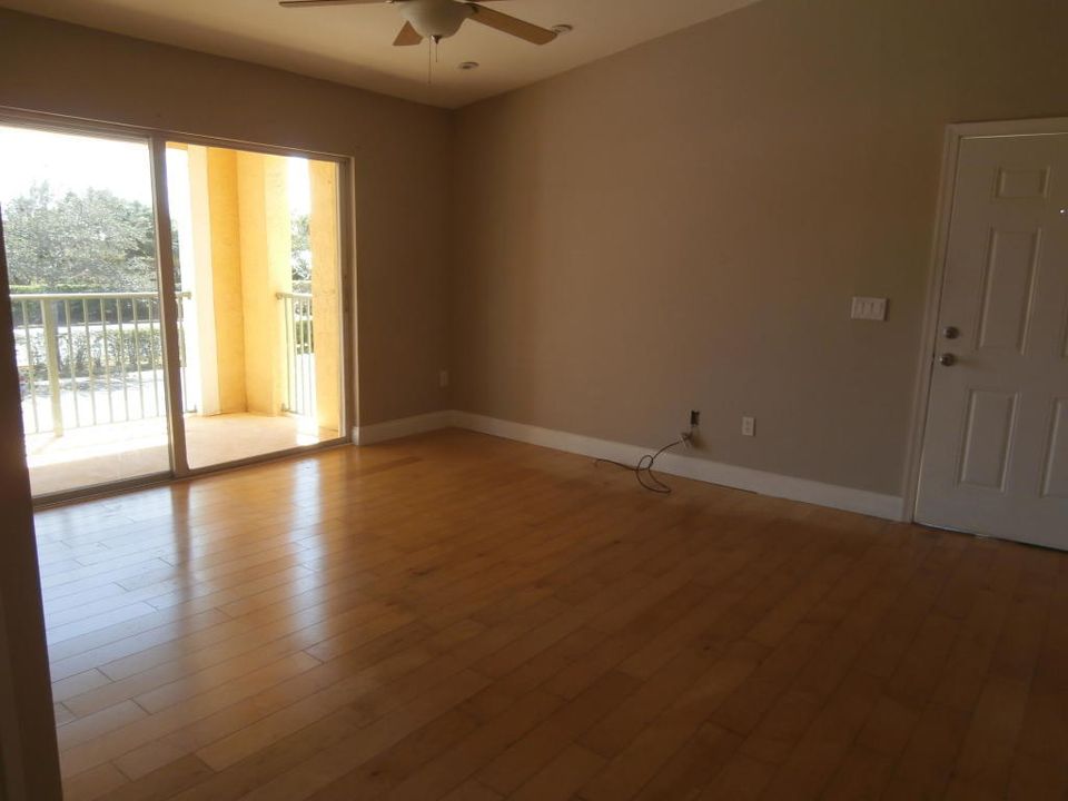 For Rent: $2,195 (2 beds, 1 baths, 982 Square Feet)