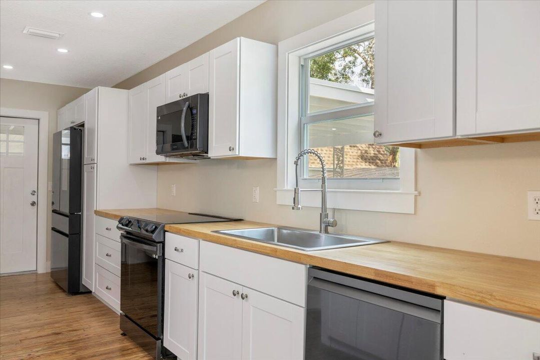 For Sale: $375,000 (3 beds, 2 baths, 1483 Square Feet)