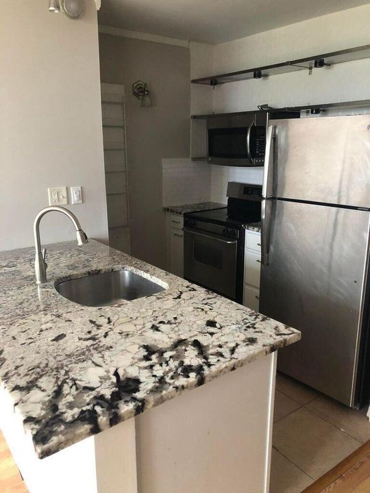 For Rent: $1,300 (1 beds, 1 baths, 475 Square Feet)