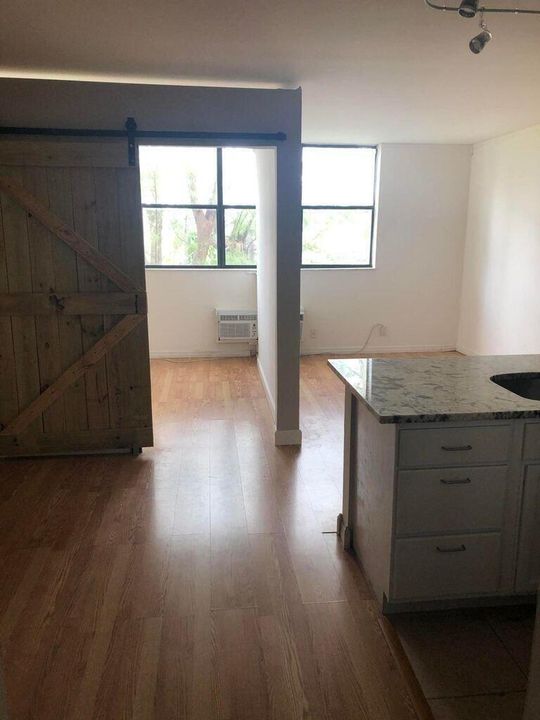 For Rent: $1,300 (1 beds, 1 baths, 475 Square Feet)