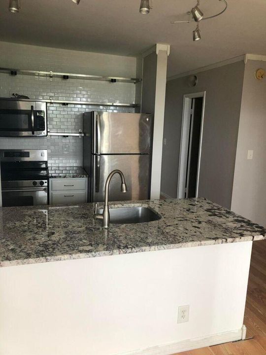 For Rent: $1,300 (1 beds, 1 baths, 475 Square Feet)