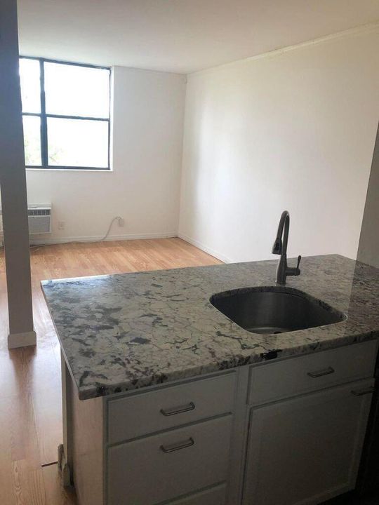 For Rent: $1,300 (1 beds, 1 baths, 475 Square Feet)