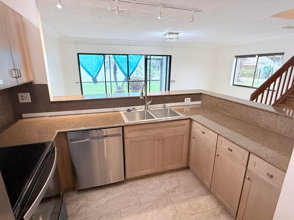 出租: $2,550 (3 贝兹, 2 浴室, 1502 平方英尺)