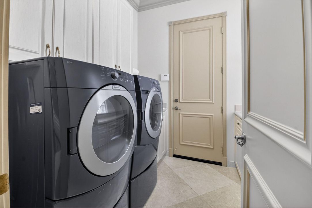 For Sale: $1,145,000 (3 beds, 2 baths, 2767 Square Feet)