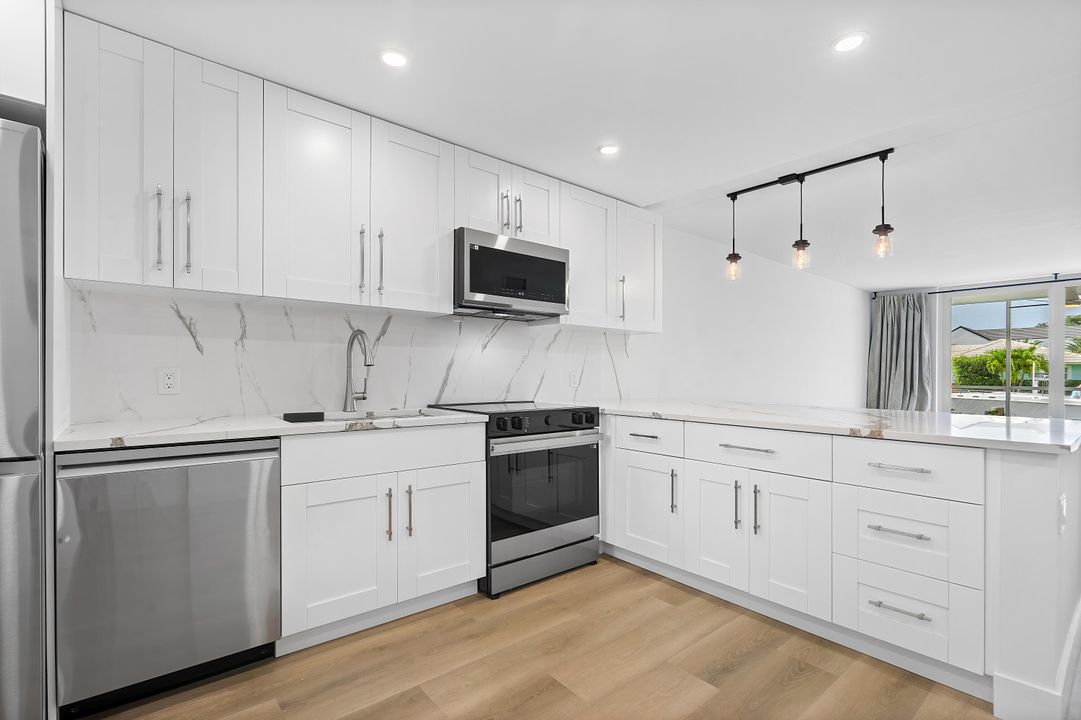 待售: $459,900 (2 贝兹, 2 浴室, 1056 平方英尺)