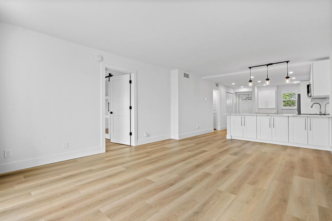 待售: $459,900 (2 贝兹, 2 浴室, 1056 平方英尺)