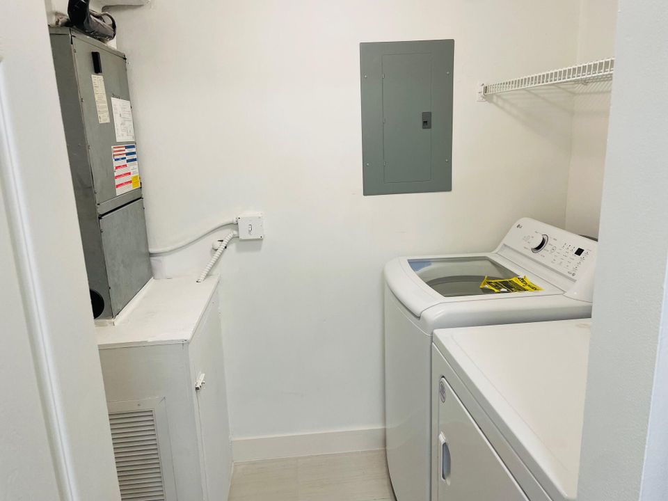 В аренду: $1,900 (2 спален, 1 ванн, 935 Квадратных фут)