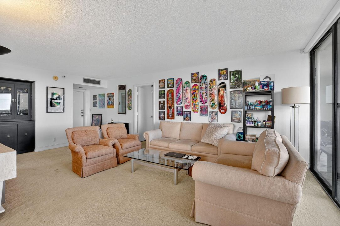 待售: $199,000 (2 贝兹, 2 浴室, 1255 平方英尺)