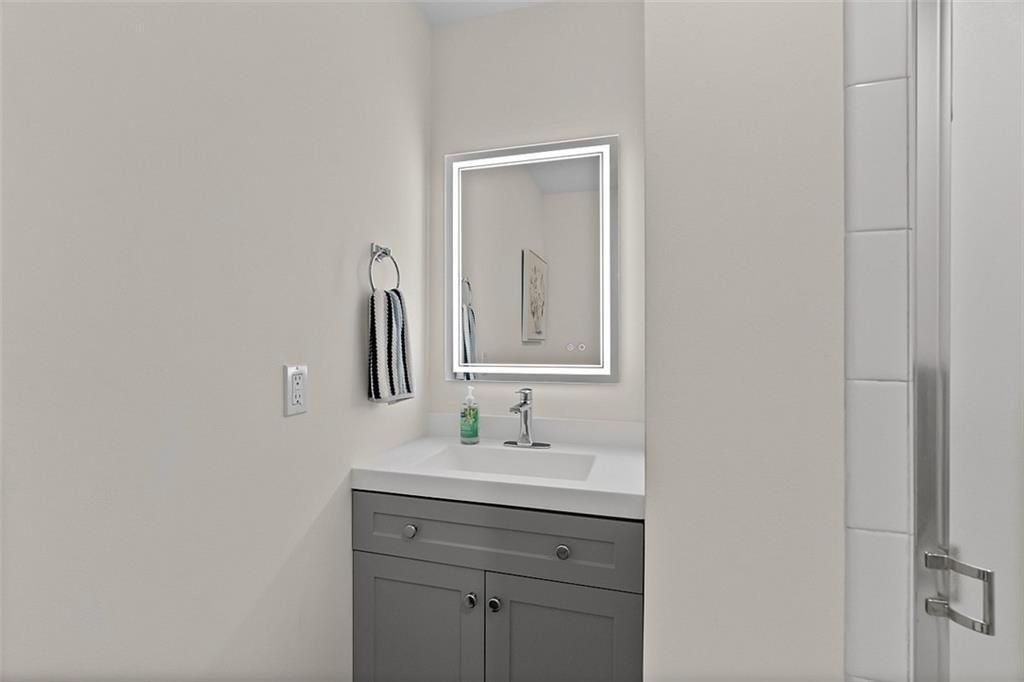 На продажу: $169,000 (2 спален, 2 ванн, 1000 Квадратных фут)