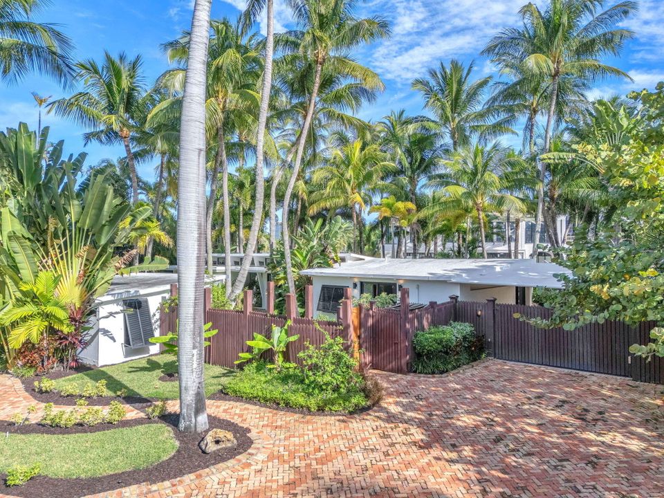 For Sale: $3,750,000 (2 beds, 2 baths, 1258 Square Feet)