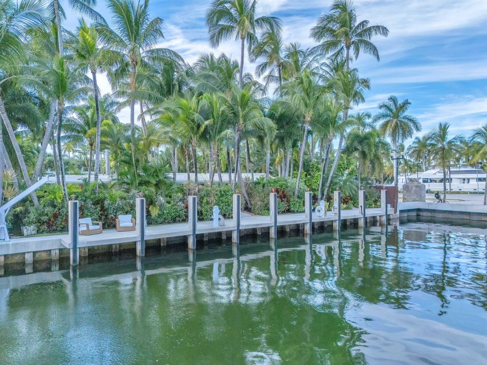 For Sale: $3,750,000 (2 beds, 2 baths, 1258 Square Feet)