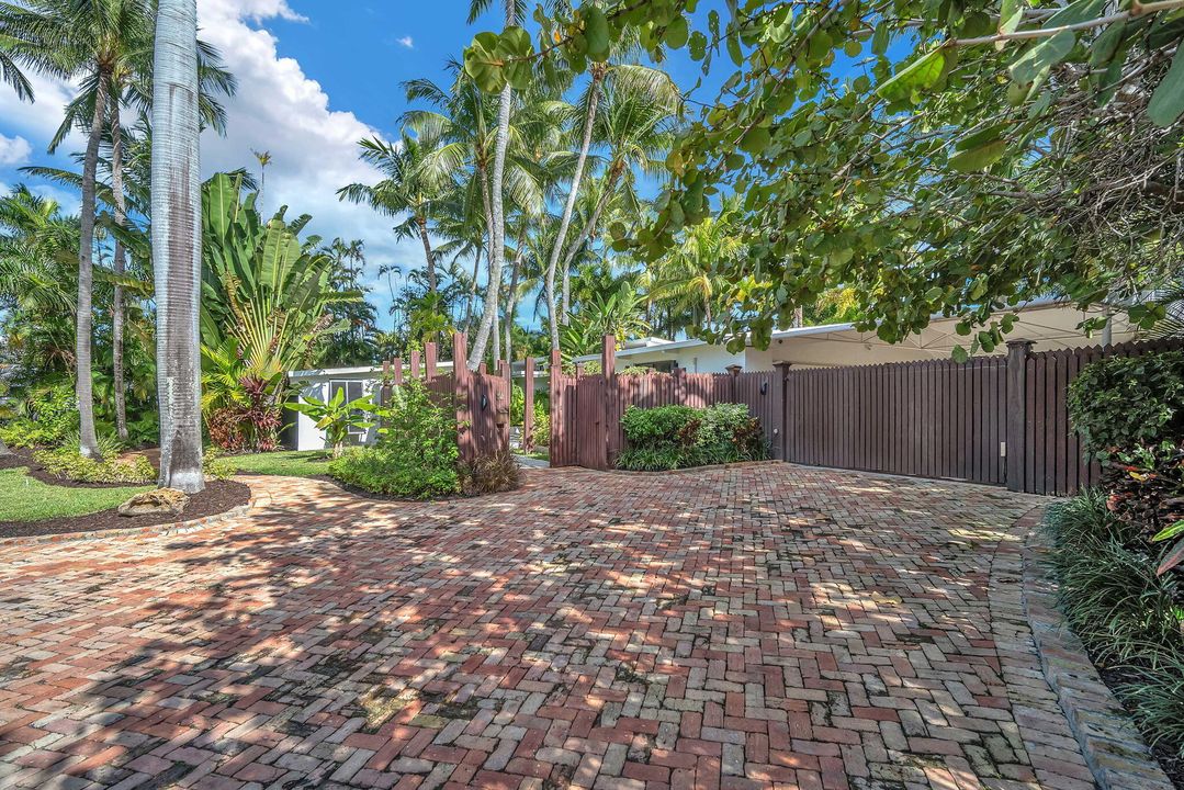 For Sale: $3,750,000 (2 beds, 2 baths, 1258 Square Feet)