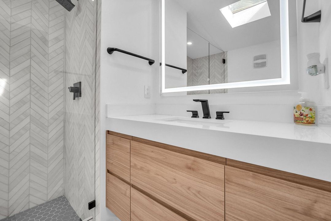 For Sale: $3,750,000 (2 beds, 2 baths, 1258 Square Feet)