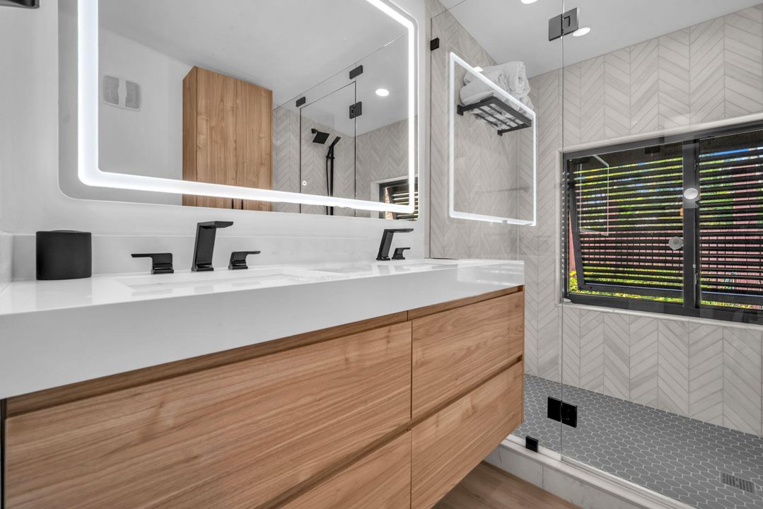 For Sale: $3,750,000 (2 beds, 2 baths, 1258 Square Feet)