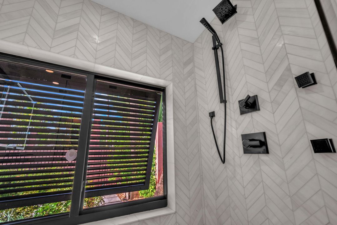 For Sale: $3,750,000 (2 beds, 2 baths, 1258 Square Feet)