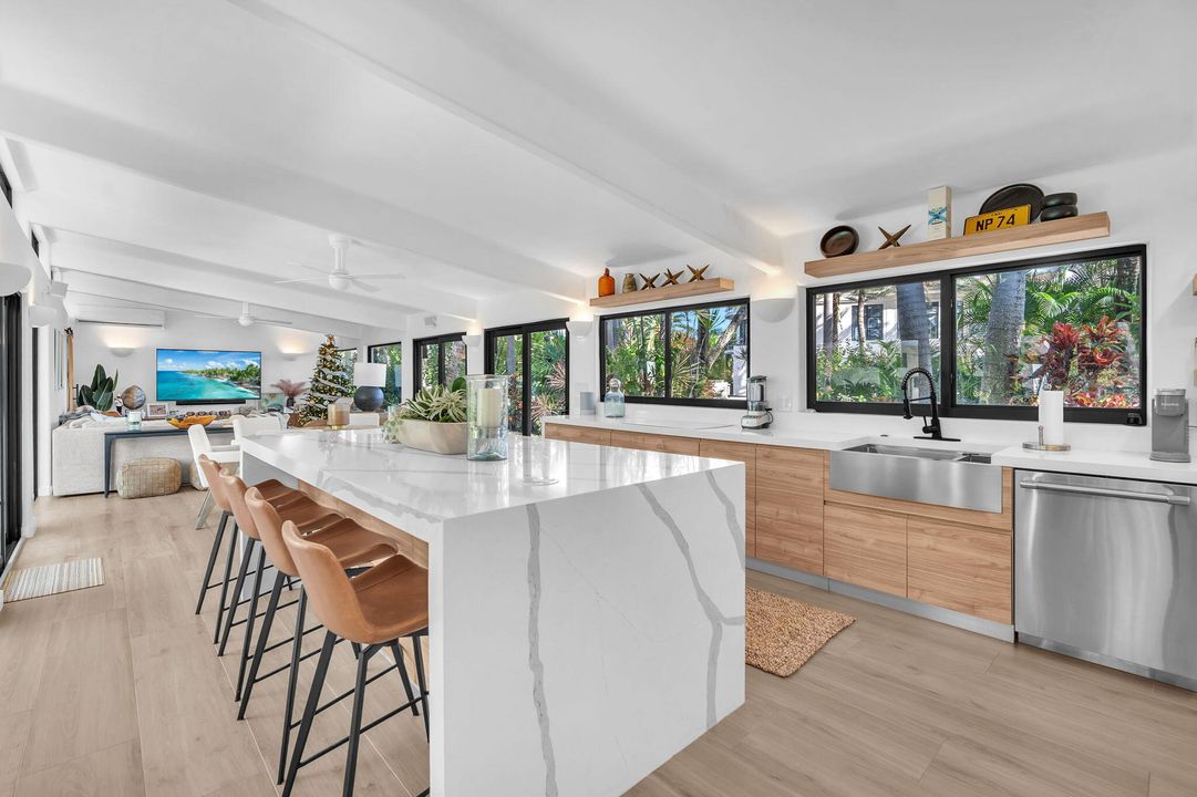 For Sale: $3,750,000 (2 beds, 2 baths, 1258 Square Feet)