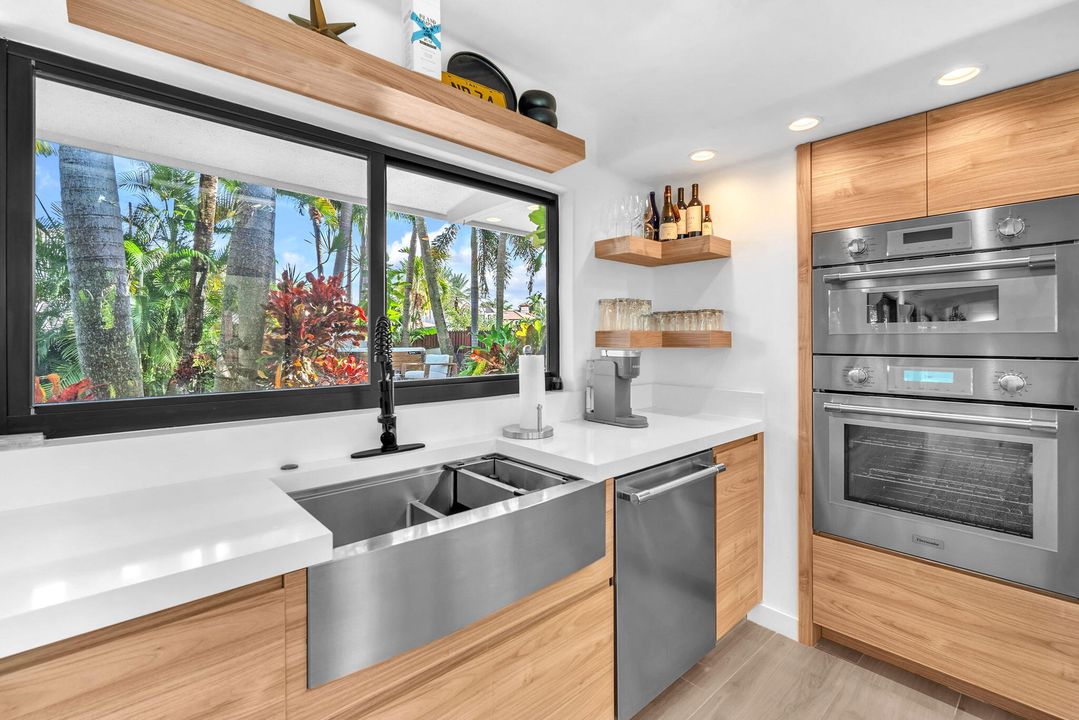 For Sale: $3,750,000 (2 beds, 2 baths, 1258 Square Feet)