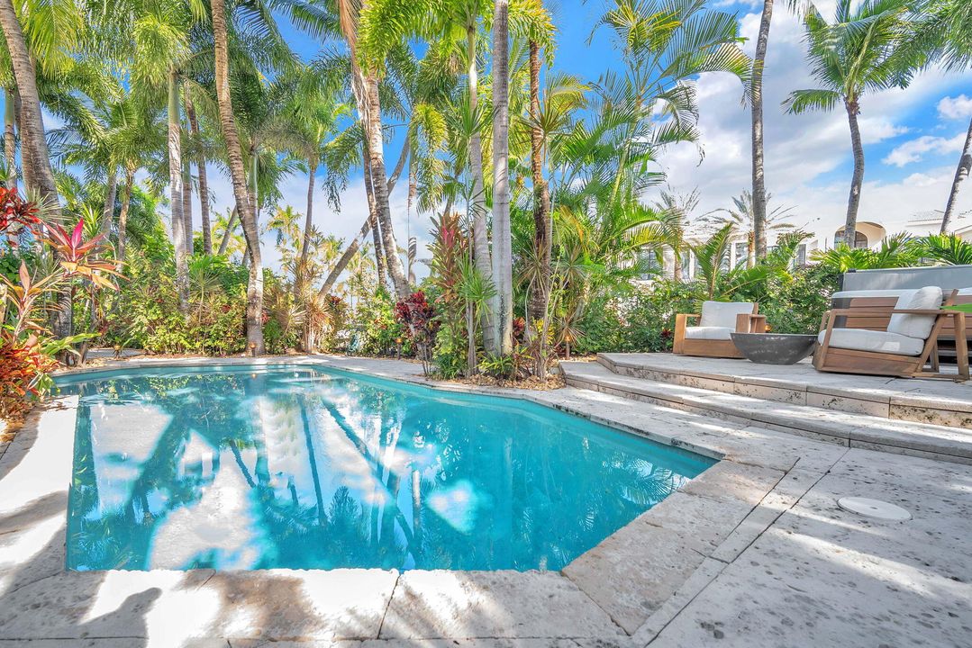 For Sale: $3,750,000 (2 beds, 2 baths, 1258 Square Feet)