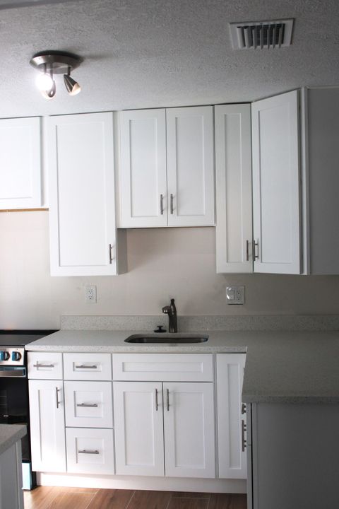 For Rent: $2,400 (2 beds, 1 baths, 885 Square Feet)