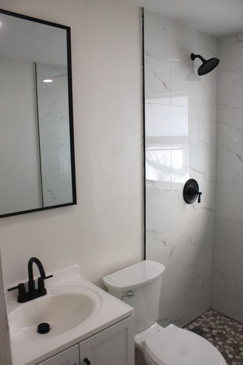 For Rent: $2,400 (2 beds, 1 baths, 885 Square Feet)