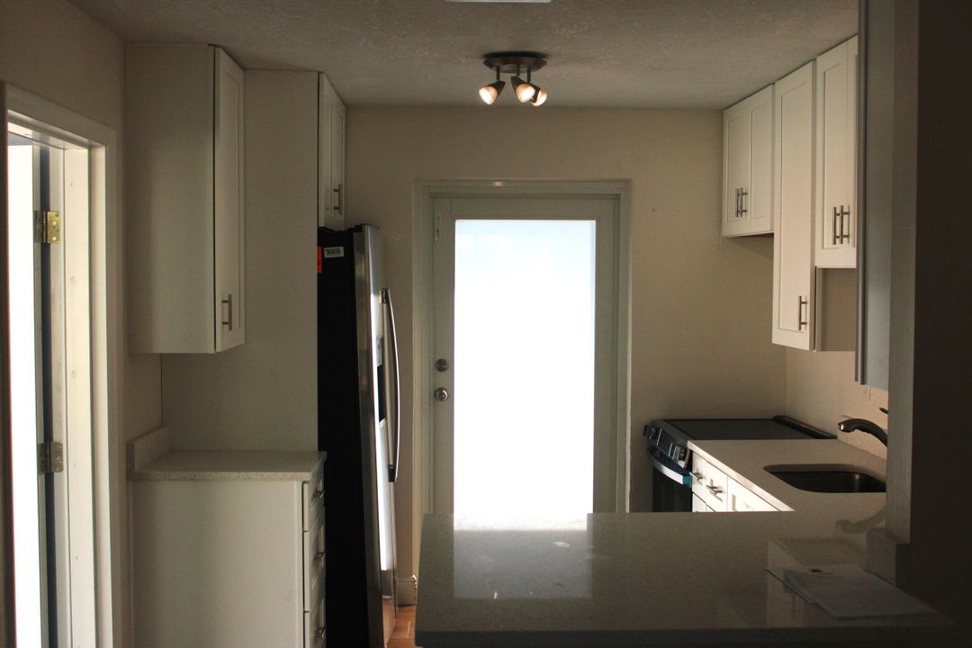 For Rent: $2,400 (2 beds, 1 baths, 885 Square Feet)