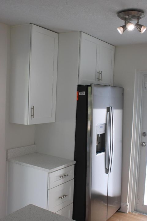 For Rent: $2,400 (2 beds, 1 baths, 885 Square Feet)