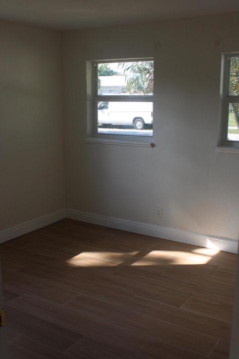 For Rent: $2,400 (2 beds, 1 baths, 885 Square Feet)