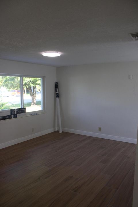 For Rent: $2,400 (2 beds, 1 baths, 885 Square Feet)