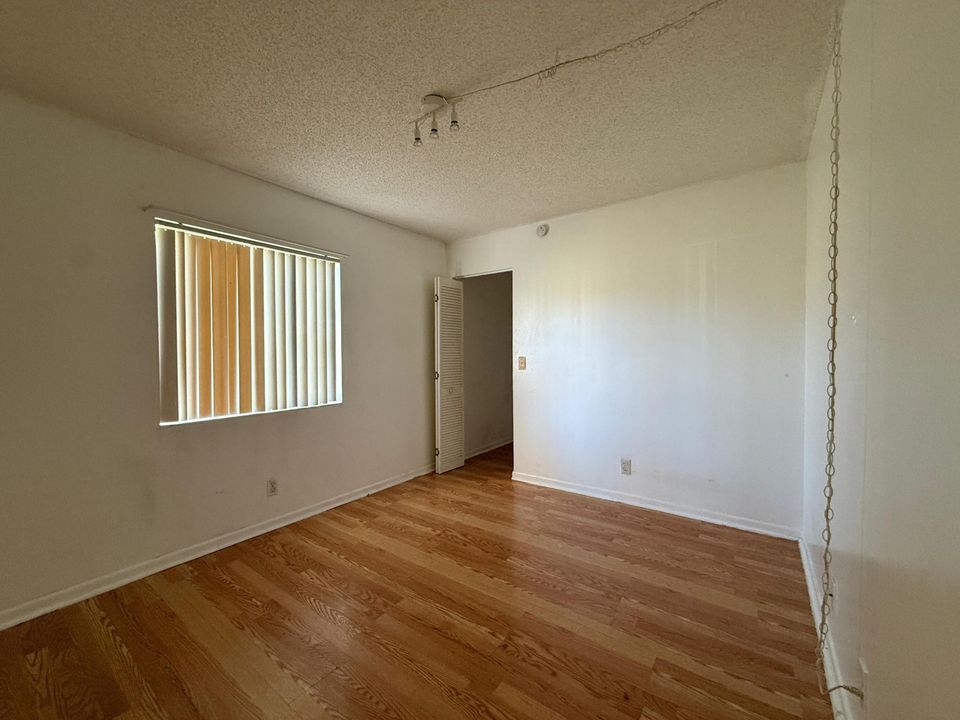 For Sale: $199,999 (2 beds, 2 baths, 1115 Square Feet)