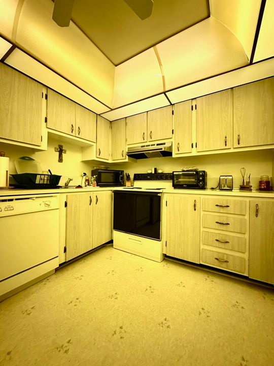 For Sale: $150,000 (2 beds, 2 baths, 1019 Square Feet)