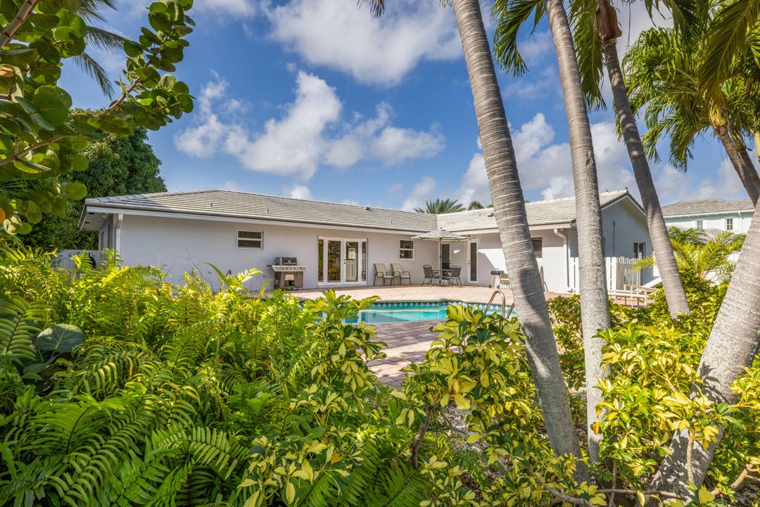 For Sale: $2,275,000 (3 beds, 2 baths, 2020 Square Feet)