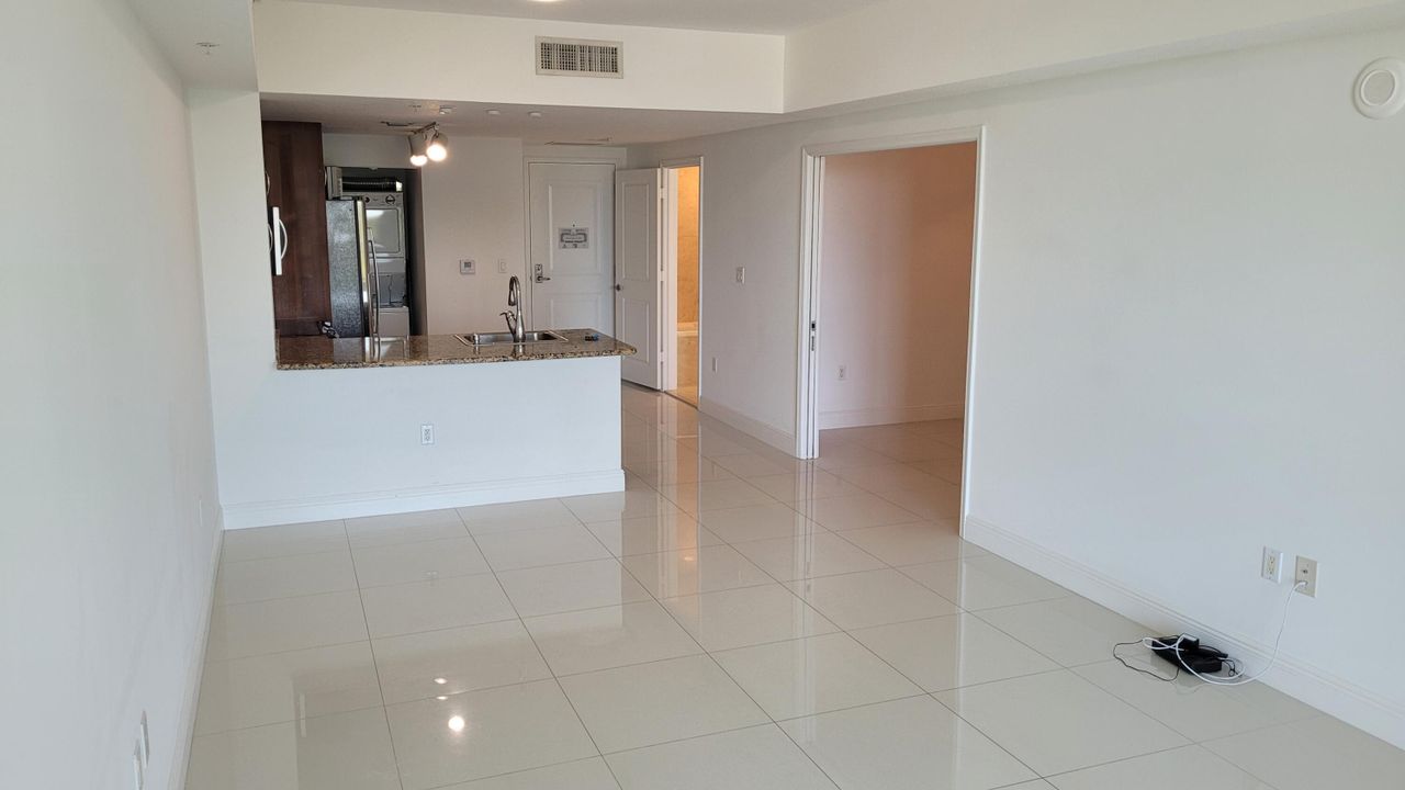 出租: $1,925 (1 贝兹, 1 浴室, 645 平方英尺)