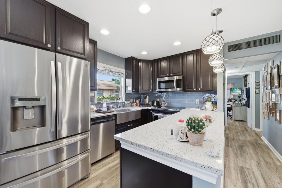 На продажу: $165,000 (2 спален, 2 ванн, 880 Квадратных фут)