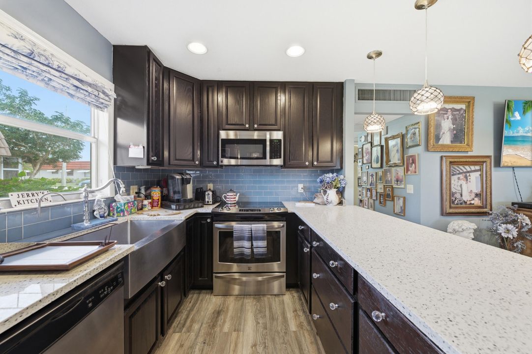 На продажу: $165,000 (2 спален, 2 ванн, 880 Квадратных фут)