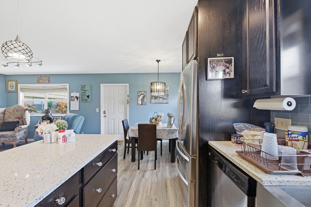 На продажу: $165,000 (2 спален, 2 ванн, 880 Квадратных фут)